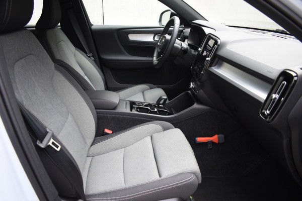 Volvo XC40 B4 211PK Plus Dark / Navigatie / Adaptive Cruise / Harman Kardon / Stuur & Stoelverwarming / Elektrische achterklep / Achteruitrijcamera / Trekhaak / Elektrische stoelverst. met geheugen