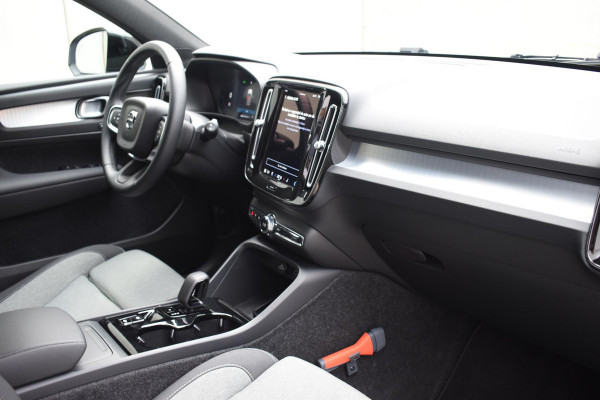 Volvo XC40 B4 211PK Plus Dark / Navigatie / Adaptive Cruise / Harman Kardon / Stuur & Stoelverwarming / Elektrische achterklep / Achteruitrijcamera / Trekhaak / Elektrische stoelverst. met geheugen
