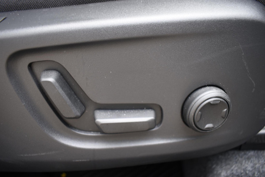 Volvo XC40 B4 211PK Plus Dark / Navigatie / Adaptive Cruise / Harman Kardon / Stuur & Stoelverwarming / Elektrische achterklep / Achteruitrijcamera / Trekhaak / Elektrische stoelverst. met geheugen