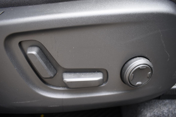Volvo XC40 B4 211PK Plus Dark / Navigatie / Adaptive Cruise / Harman Kardon / Stuur & Stoelverwarming / Elektrische achterklep / Achteruitrijcamera / Trekhaak / Elektrische stoelverst. met geheugen