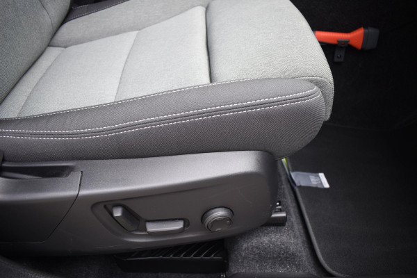 Volvo XC40 B4 211PK Plus Dark / Navigatie / Adaptive Cruise / Harman Kardon / Stuur & Stoelverwarming / Elektrische achterklep / Achteruitrijcamera / Trekhaak / Elektrische stoelverst. met geheugen