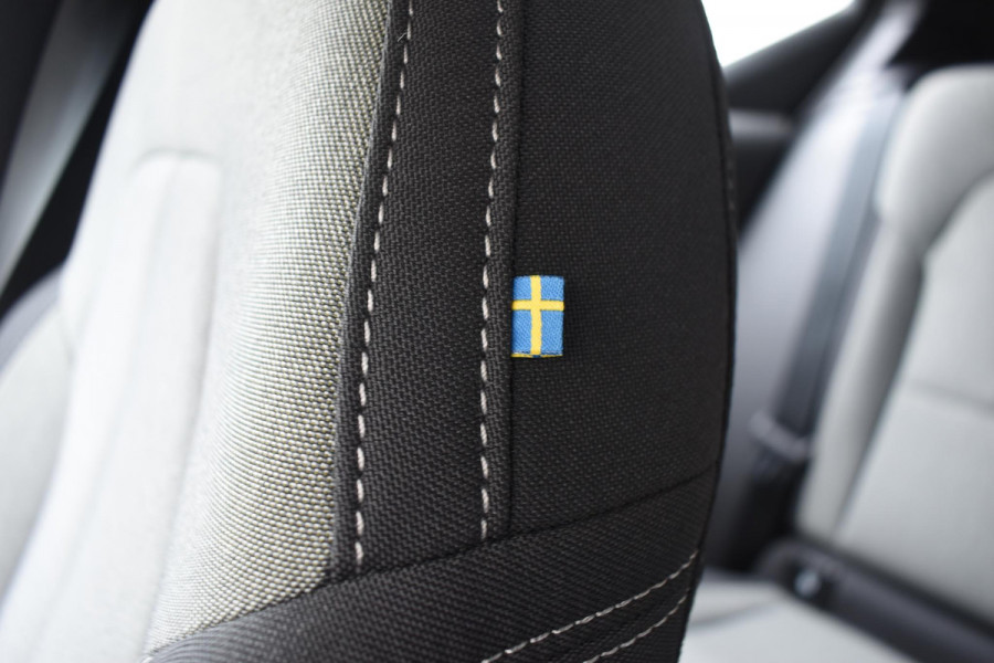 Volvo XC40 B4 211PK Plus Dark / Navigatie / Adaptive Cruise / Harman Kardon / Stuur & Stoelverwarming / Elektrische achterklep / Achteruitrijcamera / Trekhaak / Elektrische stoelverst. met geheugen