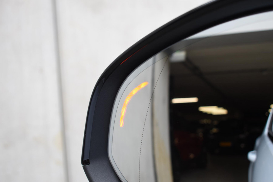 Volvo XC40 B4 211PK Plus Dark / Navigatie / Adaptive Cruise / Harman Kardon / Stuur & Stoelverwarming / Elektrische achterklep / Achteruitrijcamera / Trekhaak / Elektrische stoelverst. met geheugen