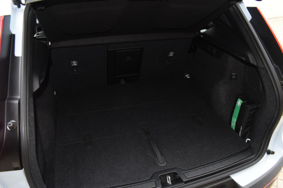 Volvo XC40 B4 211PK Plus Dark / Navigatie / Adaptive Cruise / Harman Kardon / Stuur & Stoelverwarming / Elektrische achterklep / Achteruitrijcamera / Trekhaak / Elektrische stoelverst. met geheugen