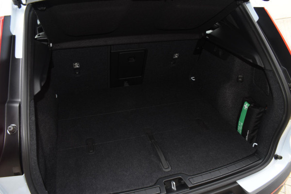 Volvo XC40 B4 211PK Plus Dark / Navigatie / Adaptive Cruise / Harman Kardon / Stuur & Stoelverwarming / Elektrische achterklep / Achteruitrijcamera / Trekhaak / Elektrische stoelverst. met geheugen