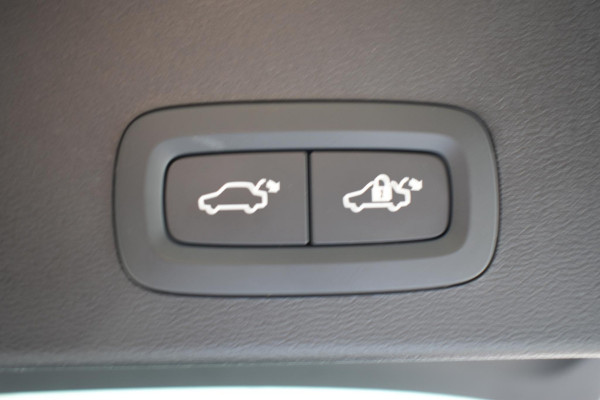 Volvo XC40 B4 211PK Plus Dark / Navigatie / Adaptive Cruise / Harman Kardon / Stuur & Stoelverwarming / Elektrische achterklep / Achteruitrijcamera / Trekhaak / Elektrische stoelverst. met geheugen