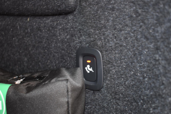 Volvo XC40 B4 211PK Plus Dark / Navigatie / Adaptive Cruise / Harman Kardon / Stuur & Stoelverwarming / Elektrische achterklep / Achteruitrijcamera / Trekhaak / Elektrische stoelverst. met geheugen
