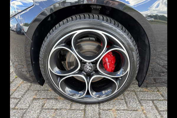 Alfa Romeo Giulia 2.0T 280 AWD Veloce | 19" Velgen | Panoramadak | Adas 2 | Carplay en Android