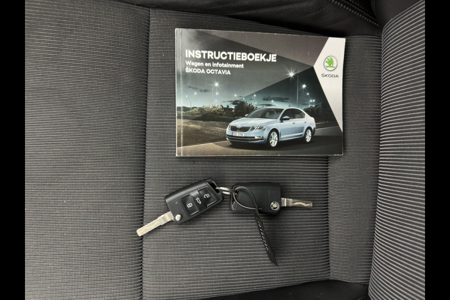 Škoda Octavia 1.6 TDI Greentech Ambition Business *LEATHER-FABRIC | NAVI-FULLMAP | HEATED-COMFORTSEATS | ECC | TOWBAR | PRIVACY-GLASS | PARKPILOT | CRUISE | 16''ALU *