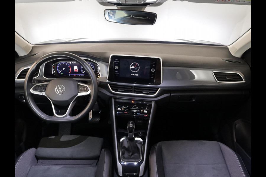 Volkswagen T-Roc 1.5 TSI Style 150 PK DSG | Trekhaak afneembaar | Navigatie | Stoel verwarming en massage | Alcantara |
