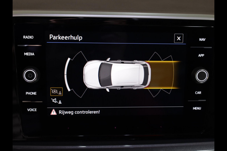 Volkswagen T-Roc 1.5 TSI Style 150 PK DSG | Trekhaak afneembaar | Navigatie | Stoel verwarming en massage | Alcantara |