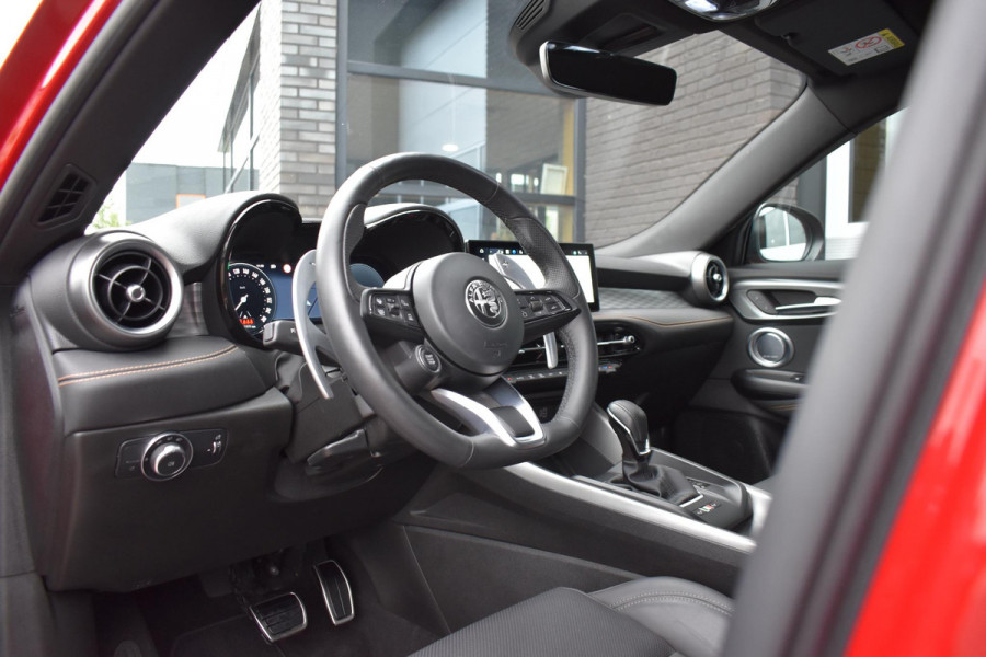 Alfa Romeo Tonale 1.5T Hybrid 160PK Aut. Veloce | Leder | 360 Camera | Harman Kardon | Stoelverw./koeling | Navi | Incl. garantie. Alfa Romeo Tonale 1.5T Hybrid 160PK Aut. Veloce | Leder | 360 Camera | Harman Kardon | Stoelverw./koeling | Navi | Incl. garantie.