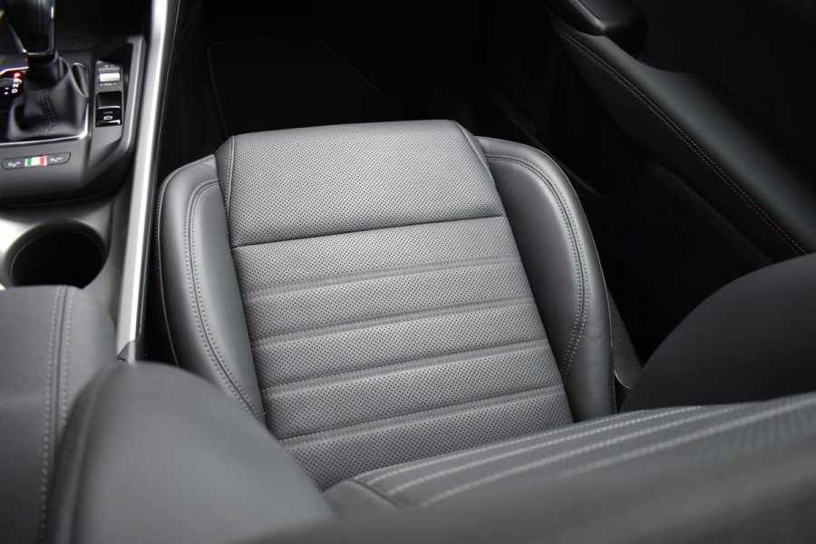 Alfa Romeo Tonale 1.5T Hybrid 160PK Aut. Veloce | Leder | 360 Camera | Harman Kardon | Stoelverw./koeling | Navi | Incl. garantie. Alfa Romeo Tonale 1.5T Hybrid 160PK Aut. Veloce | Leder | 360 Camera | Harman Kardon | Stoelverw./koeling | Navi | Incl. garantie.