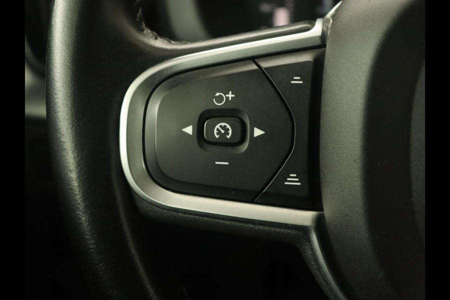 Volvo XC60 2.0 D4 Momentum | Carplay | Camera | Climate control | Navigatie | Cruise control | Full LED | LMV 17 inch | Lane assist