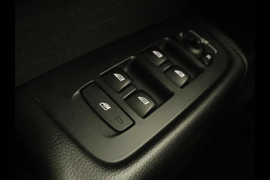 Volvo XC60 2.0 D4 Momentum | Carplay | Camera | Climate control | Navigatie | Cruise control | Full LED | LMV 17 inch | Lane assist