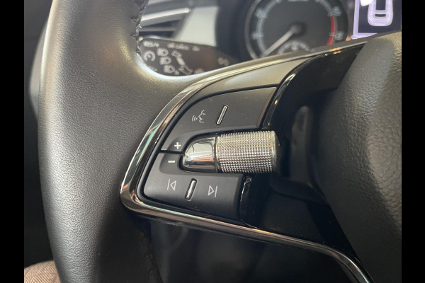 Škoda Fabia Combi 1.0 TSI DSG Ambition | Navigatie | App Connect | Camera | Cruise Control | Extra getint glas | Dab Škoda Fabia Combi 1.0 TSI DSG Ambition | Navigatie | App Connect | Camera | Cruise Control | Extra getint glas | Dab