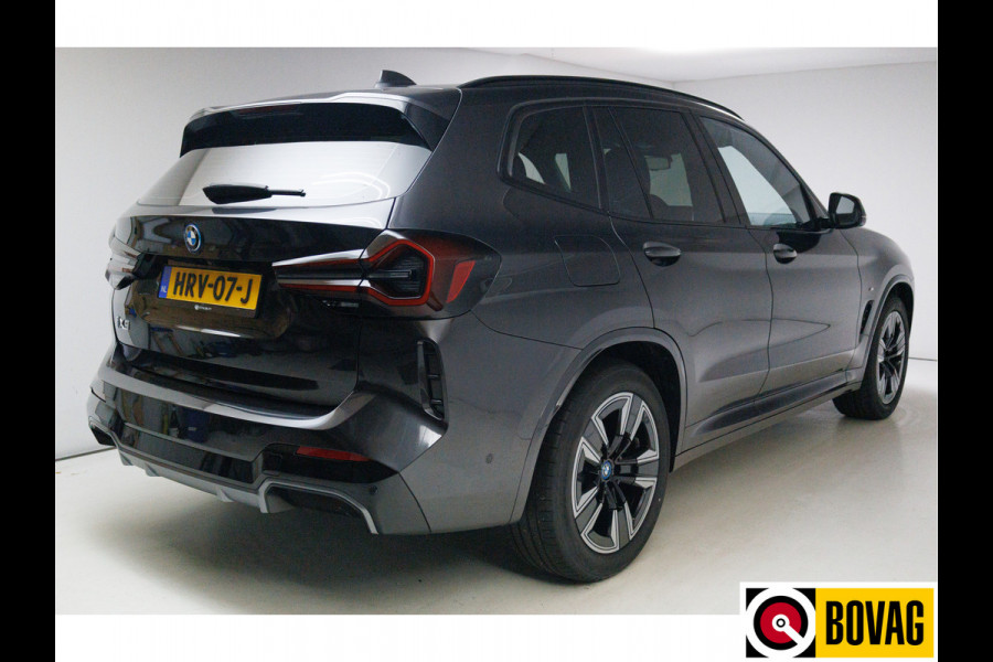 BMW iX3 M-Sport Shadowline 80 kWh 286 PK | Pano | Leer | Elect. stoelen best. met geh. | Camera | Parkeerassistent pakket Licht- en regensensor, PDC, Sportstoelen, Stoelverwarming, Led, Camera, Privacy glas