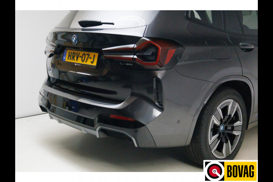 BMW iX3 M-Sport Shadowline 80 kWh 286 PK | Pano | Leer | Elect. stoelen best. met geh. | Camera | Parkeerassistent pakket Licht- en regensensor, PDC, Sportstoelen, Stoelverwarming, Led, Camera, Privacy glas