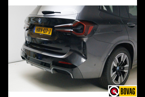 BMW iX3 M-Sport Shadowline 80 kWh 286 PK | Pano | Leer | Elect. stoelen best. met geh. | Camera | Parkeerassistent pakket Licht- en regensensor, PDC, Sportstoelen, Stoelverwarming, Led, Camera, Privacy glas