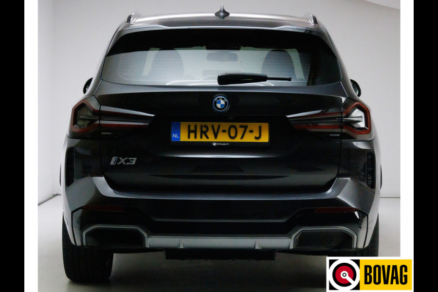 BMW iX3 M-Sport Shadowline 80 kWh 286 PK | Pano | Leer | Elect. stoelen best. met geh. | Camera | Parkeerassistent pakket Licht- en regensensor, PDC, Sportstoelen, Stoelverwarming, Led, Camera, Privacy glas