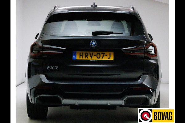 BMW iX3 M-Sport Shadowline 80 kWh 286 PK | Pano | Leer | Elect. stoelen best. met geh. | Camera | Parkeerassistent pakket Licht- en regensensor, PDC, Sportstoelen, Stoelverwarming, Led, Camera, Privacy glas