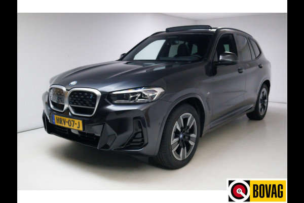 BMW iX3 M-Sport Shadowline 80 kWh 286 PK | Pano | Leer | Elect. stoelen best. met geh. | Camera | Parkeerassistent pakket Licht- en regensensor, PDC, Sportstoelen, Stoelverwarming, Led, Camera, Privacy glas