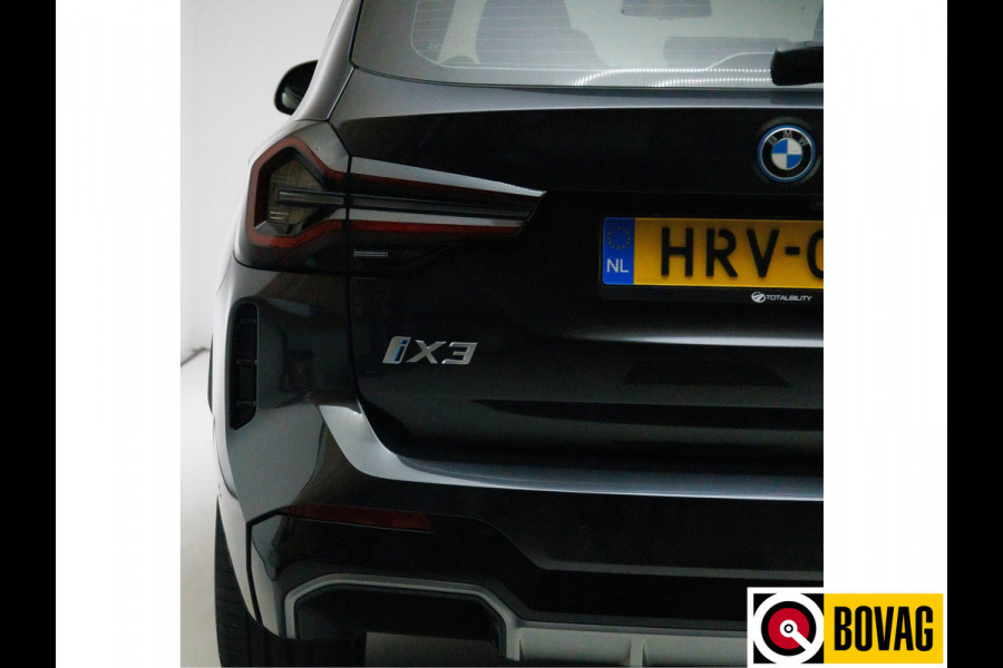 BMW iX3 M-Sport Shadowline 80 kWh 286 PK | Pano | Leer | Elect. stoelen best. met geh. | Camera | Parkeerassistent pakket Licht- en regensensor, PDC, Sportstoelen, Stoelverwarming, Led, Camera, Privacy glas