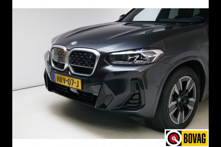BMW iX3 M-Sport Shadowline 80 kWh 286 PK | Pano | Leer | Elect. stoelen best. met geh. | Camera | Parkeerassistent pakket Licht- en regensensor, PDC, Sportstoelen, Stoelverwarming, Led, Camera, Privacy glas
