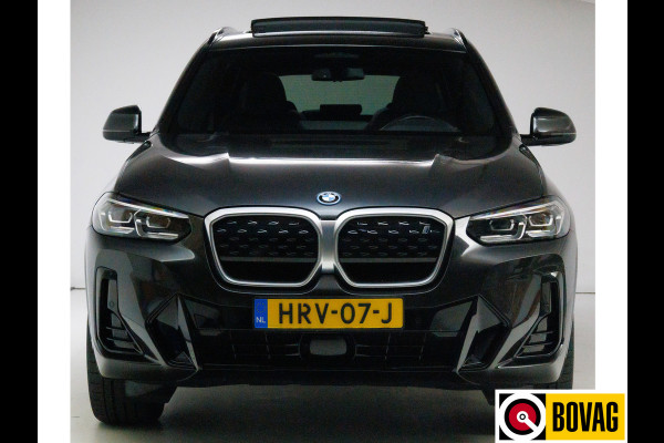 BMW iX3 M-Sport Shadowline 80 kWh 286 PK | Pano | Leer | Elect. stoelen best. met geh. | Camera | Parkeerassistent pakket Licht- en regensensor, PDC, Sportstoelen, Stoelverwarming, Led, Camera, Privacy glas