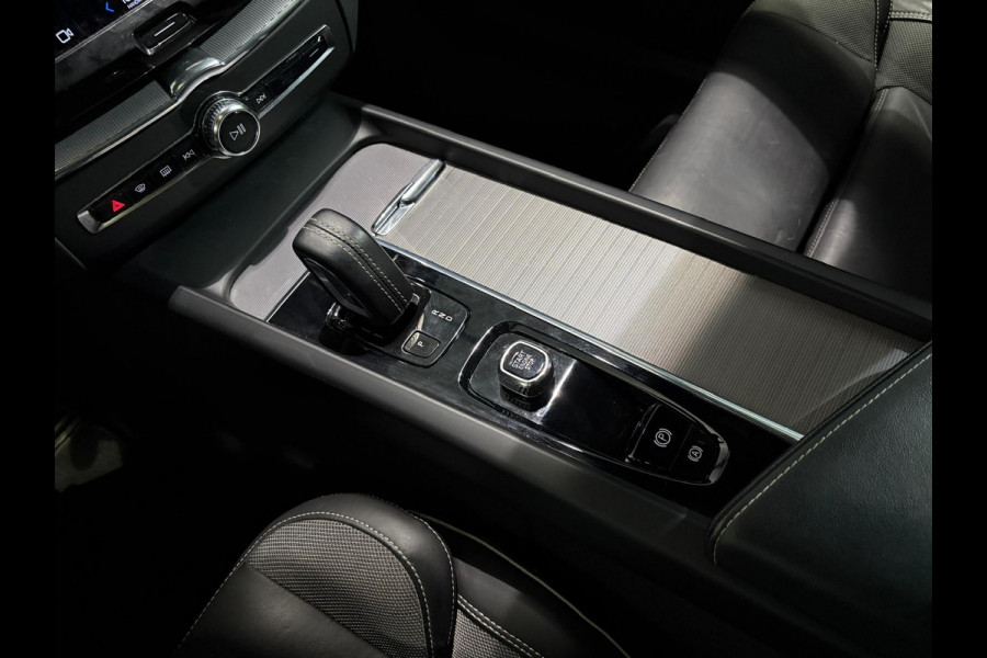 Volvo XC60 T6 AWD Aut. R-Design Trekhaak Parkeercamera Leder 340pk