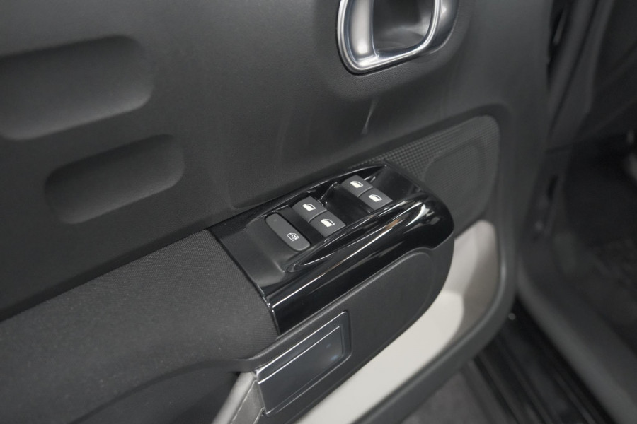 Citroën C3 PureTech 110 EAT6 Shine | Camera | Navigatie | Apple Carplay | Parkeersensoren | Climate Control | 16 Inch Lichtmetalen Velgen
