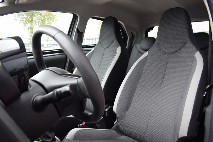 Toyota Aygo 1.0 VVT-i x-play | Apple CarPlay | Camera | Cruise | Airco