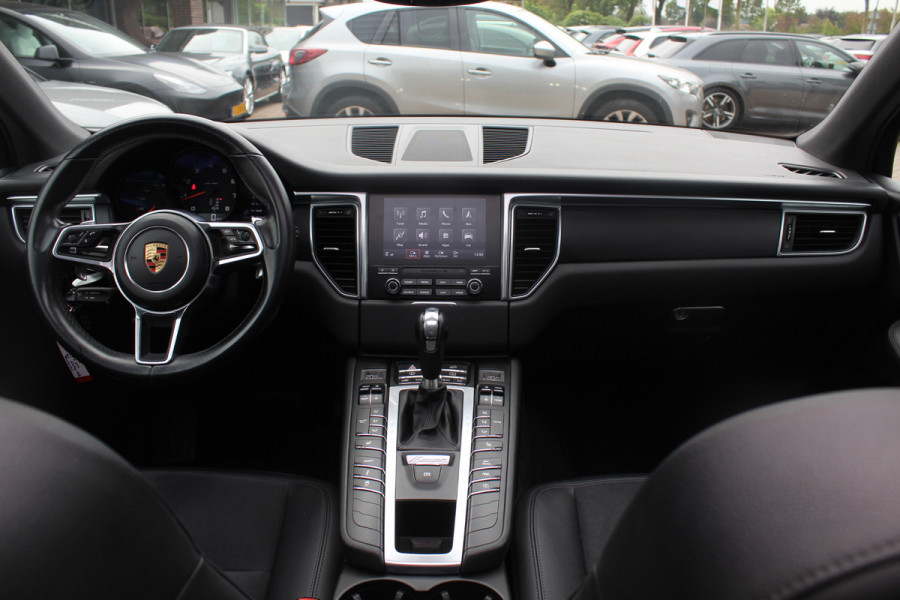 Porsche Macan 2.0 / Trekhaak / Panoramadak / Leder / Parkeerhulp V+A / Stoelverwarming / DAB / Cruise Control