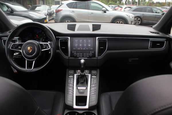Porsche Macan 2.0 / Trekhaak / Panoramadak / Leder / Parkeerhulp V+A / Stoelverwarming / DAB / Cruise Control