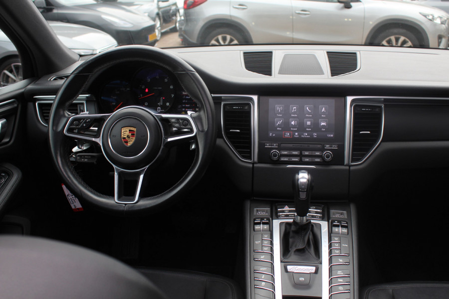 Porsche Macan 2.0 / Trekhaak / Panoramadak / Leder / Parkeerhulp V+A / Stoelverwarming / DAB / Cruise Control