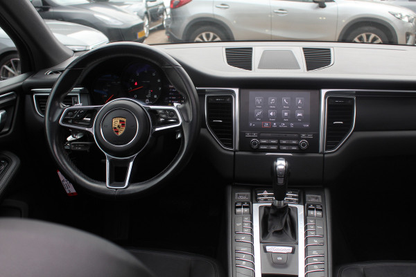 Porsche Macan 2.0 / Trekhaak / Panoramadak / Leder / Parkeerhulp V+A / Stoelverwarming / DAB / Cruise Control