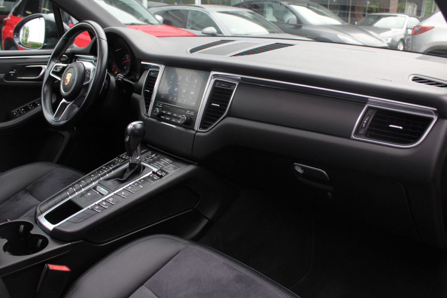 Porsche Macan 2.0 / Trekhaak / Panoramadak / Leder / Parkeerhulp V+A / Stoelverwarming / DAB / Cruise Control