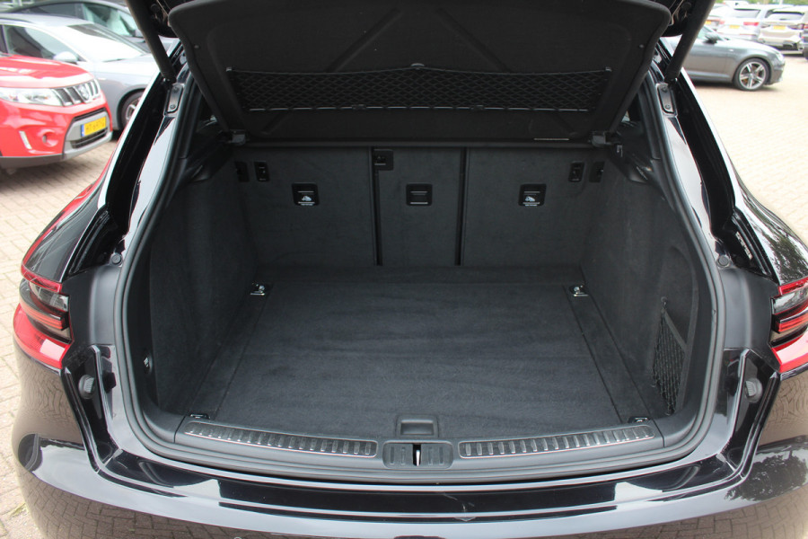 Porsche Macan 2.0 / Trekhaak / Panoramadak / Leder / Parkeerhulp V+A / Stoelverwarming / DAB / Cruise Control