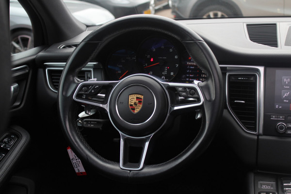 Porsche Macan 2.0 / Trekhaak / Panoramadak / Leder / Parkeerhulp V+A / Stoelverwarming / DAB / Cruise Control