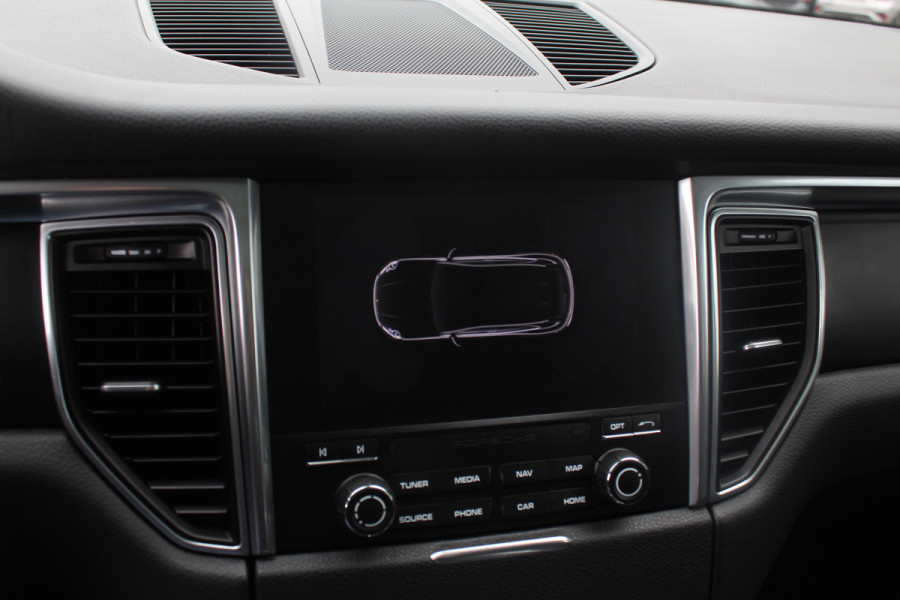 Porsche Macan 2.0 / Trekhaak / Panoramadak / Leder / Parkeerhulp V+A / Stoelverwarming / DAB / Cruise Control