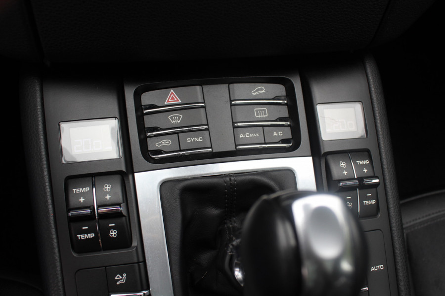 Porsche Macan 2.0 / Trekhaak / Panoramadak / Leder / Parkeerhulp V+A / Stoelverwarming / DAB / Cruise Control