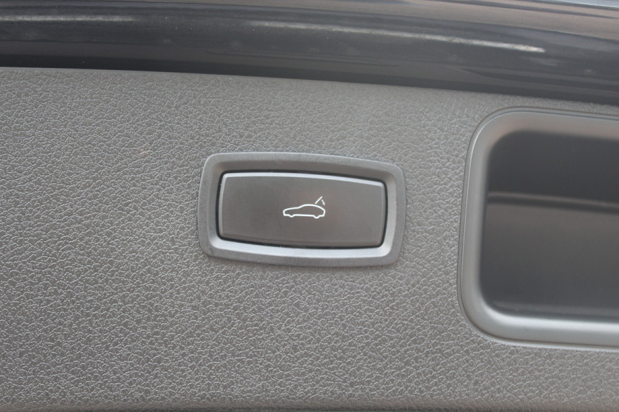 Porsche Macan 2.0 / Trekhaak / Panoramadak / Leder / Parkeerhulp V+A / Stoelverwarming / DAB / Cruise Control