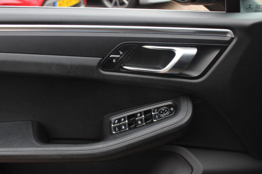 Porsche Macan 2.0 / Trekhaak / Panoramadak / Leder / Parkeerhulp V+A / Stoelverwarming / DAB / Cruise Control