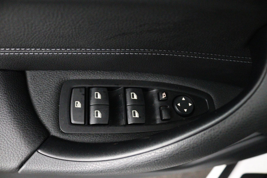BMW X1 SDrive20i High Executive (PANORAMADAK, HARMAN/KARDON, GROOT-NAVIGATIE, STOELVERWARMING, DEALER ONDERHOUDEN)