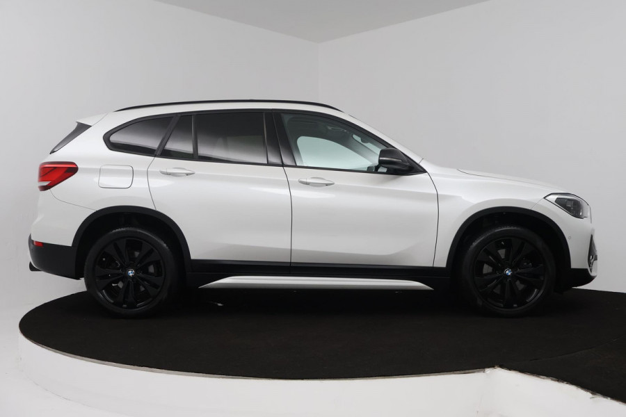 BMW X1 SDrive20i High Executive (PANORAMADAK, HARMAN/KARDON, GROOT-NAVIGATIE, STOELVERWARMING, DEALER ONDERHOUDEN)
