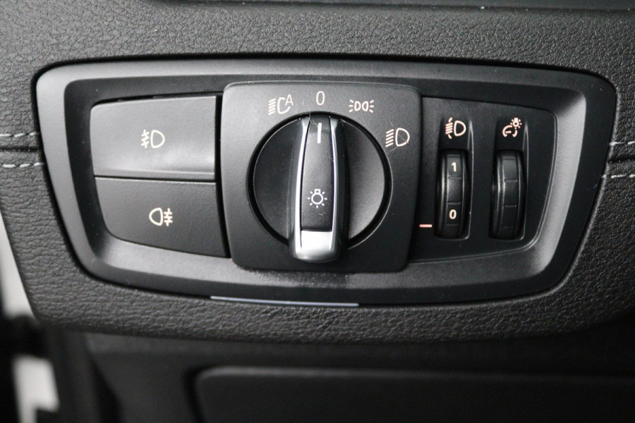 BMW X1 SDrive20i High Executive (PANORAMADAK, HARMAN/KARDON, GROOT-NAVIGATIE, STOELVERWARMING, DEALER ONDERHOUDEN)