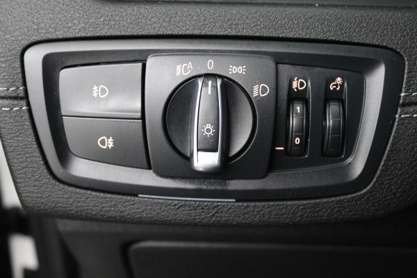 BMW X1 SDrive20i High Executive (PANORAMADAK, HARMAN/KARDON, GROOT-NAVIGATIE, STOELVERWARMING, DEALER ONDERHOUDEN)