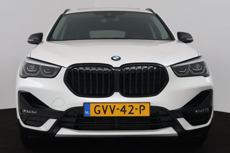 BMW X1 SDrive20i High Executive (PANORAMADAK, HARMAN/KARDON, GROOT-NAVIGATIE, STOELVERWARMING, DEALER ONDERHOUDEN)