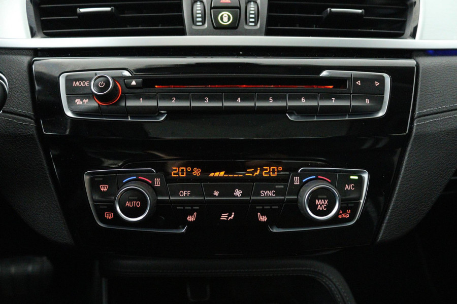 BMW X1 SDrive20i High Executive (PANORAMADAK, HARMAN/KARDON, GROOT-NAVIGATIE, STOELVERWARMING, DEALER ONDERHOUDEN)