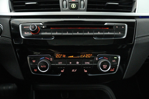 BMW X1 SDrive20i High Executive (PANORAMADAK, HARMAN/KARDON, GROOT-NAVIGATIE, STOELVERWARMING, DEALER ONDERHOUDEN)